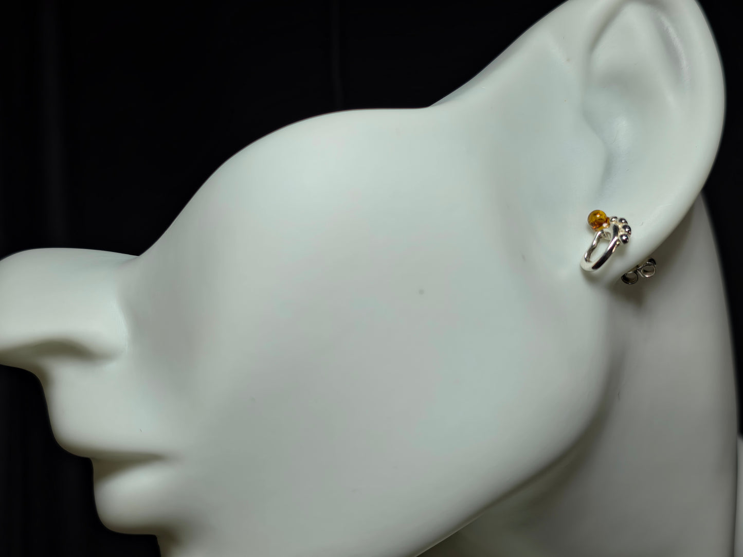 Handgemaakte oorbellen van 925 sterling zilver met amber – elegant en organisch design