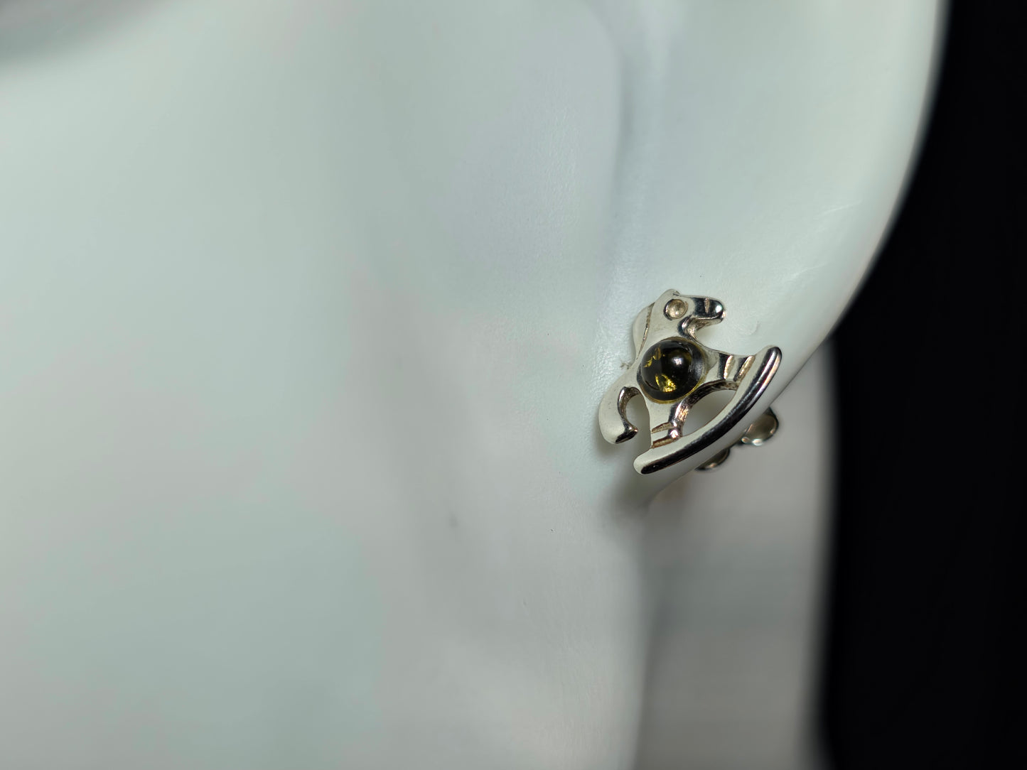 Handgemaakte oorbellen van 925 sterling zilver met amber – speels en tijdloos