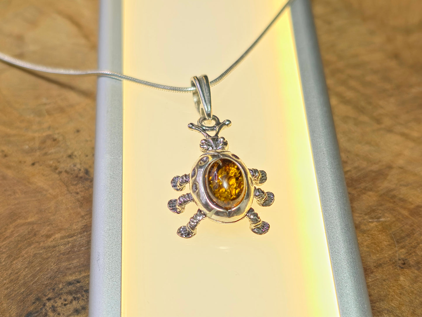Handgemaakte hanger van 925 sterling zilver met amber – lieveheersbeestje