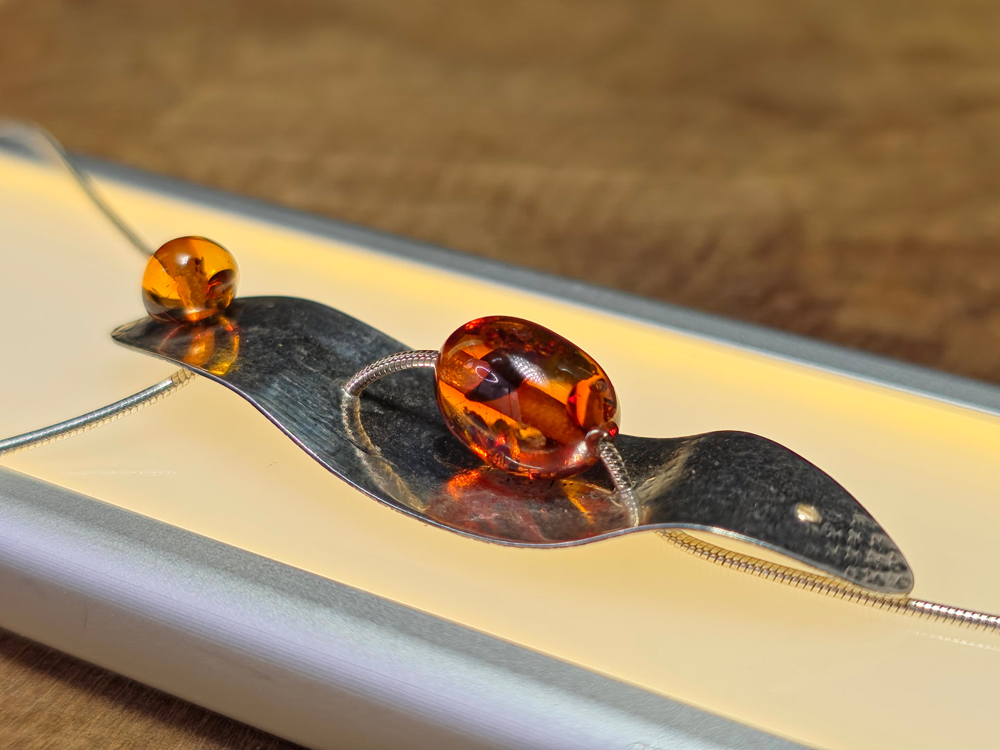 Handgemaakte hanger van 925 sterling zilver met amber – modern en elegant design