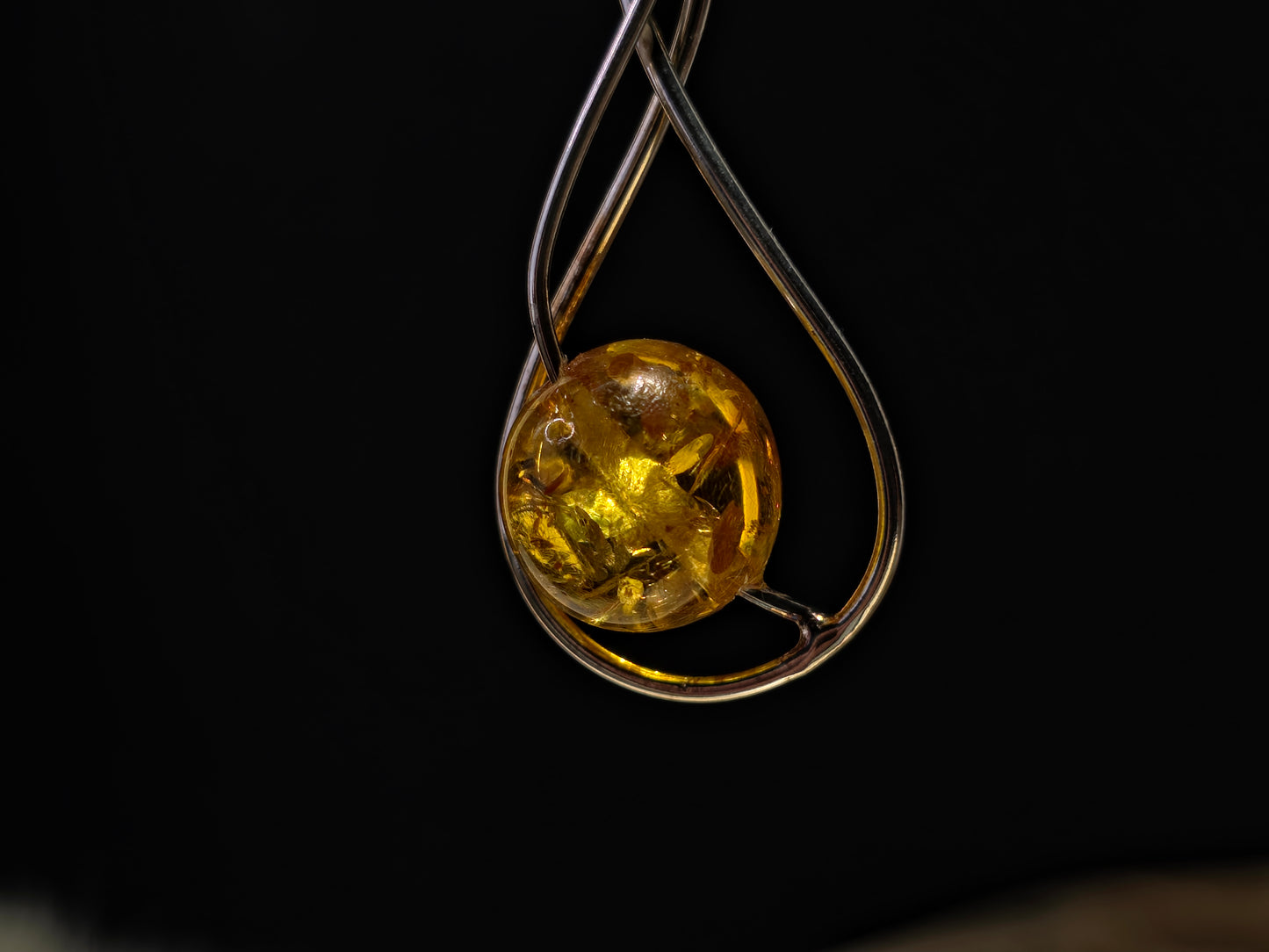 Handgemaakte hanger van 925 sterling zilver met amber – minimalistisch en elegant