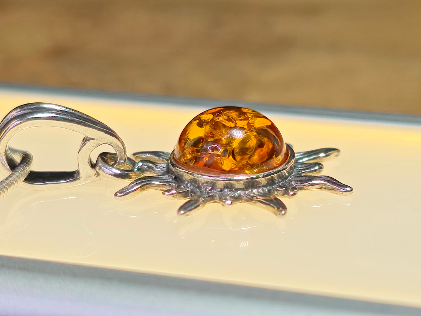 Handgemaakte hanger van 925 sterling zilver met Baltische amber – zonmotief