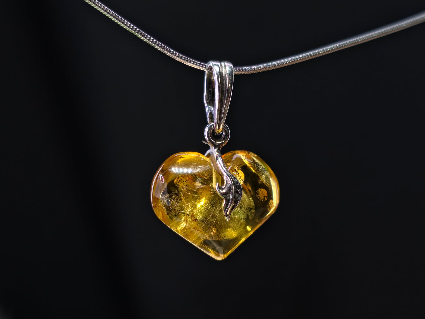 Handgemaakte hanger van 925 sterling zilver met Baltische amber – hart | Natuurlijk & tijdloos