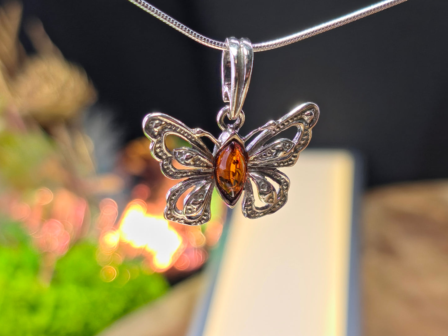 Handgemaakte hanger 925 sterling zilver met Baltische barnsteen – vlinder | Natuurlijk & elegant