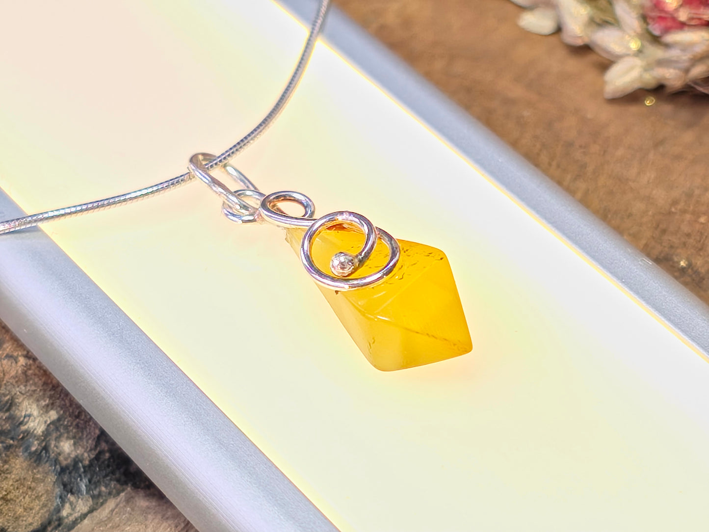 Handgemaakte hanger van 925 sterling zilver met Baltische amber – minimalistisch en natuurlijk