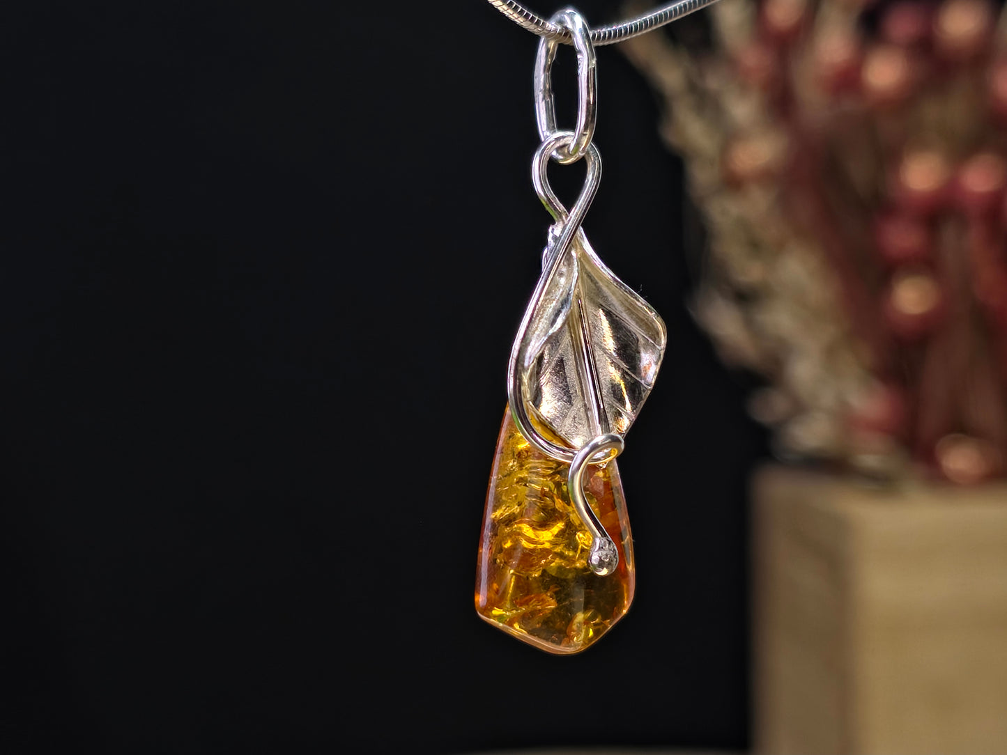 Handgemaakte hanger van 925 sterling zilver met Baltische amber – bladmotief | Natuurlijk & tijdloos