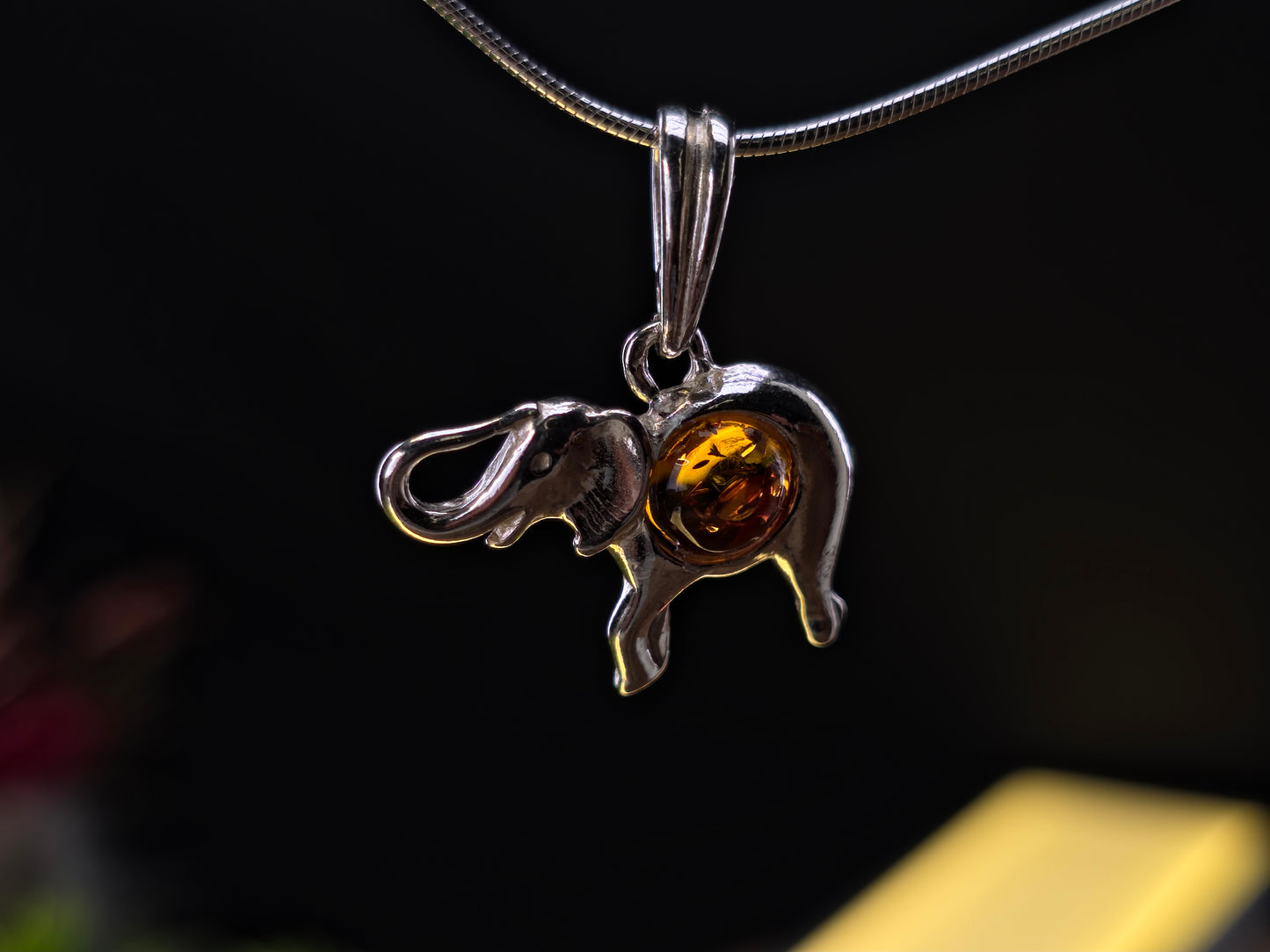 Handgemaakte hanger olifant van 925 sterling zilver met Baltische amber
