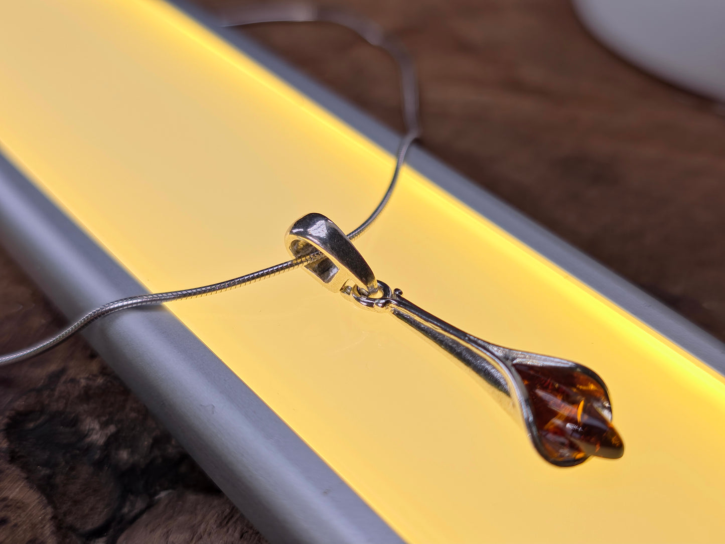 Minimalistische hanger van 925 sterling zilver met Baltische amber – elegant & tijdloos