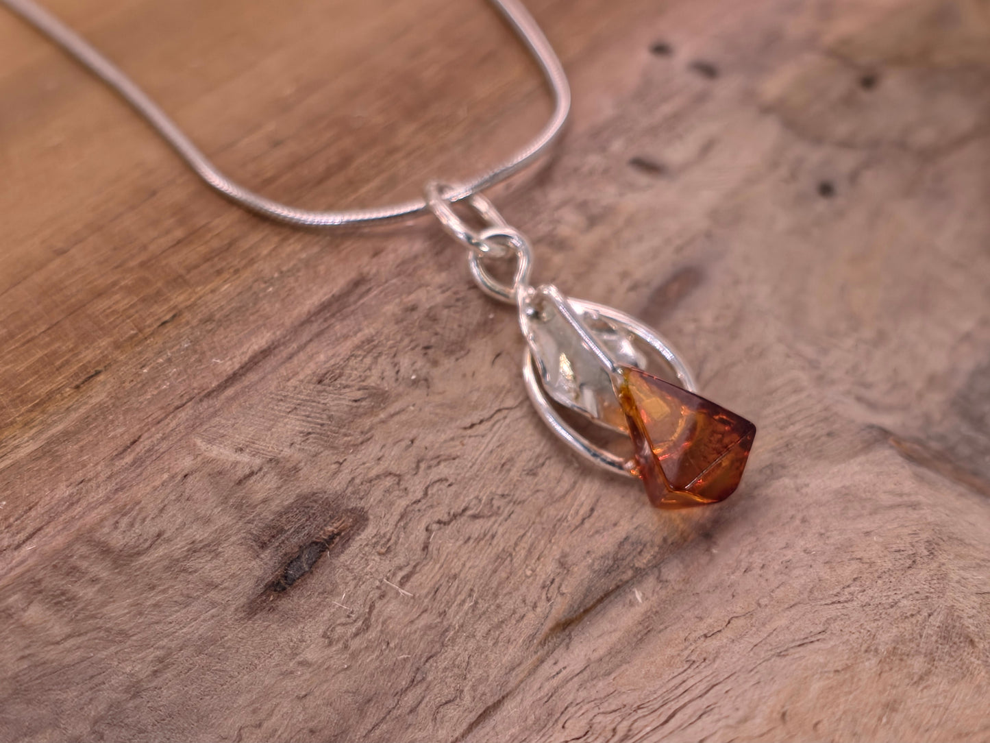Handgemaakte hanger van Baltische amber – 925 sterling zilver