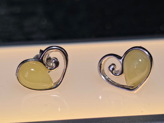 Exclusieve Hartvormige Oorstekers van 925 Sterling Zilver met Authentieke Witte Baltische Barnsteen