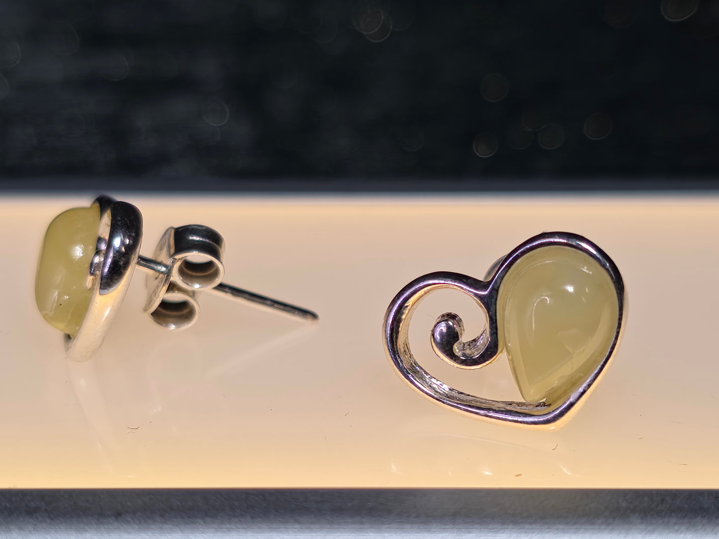Exclusieve Hartvormige Oorstekers van 925 Sterling Zilver met Authentieke Witte Baltische Barnsteen