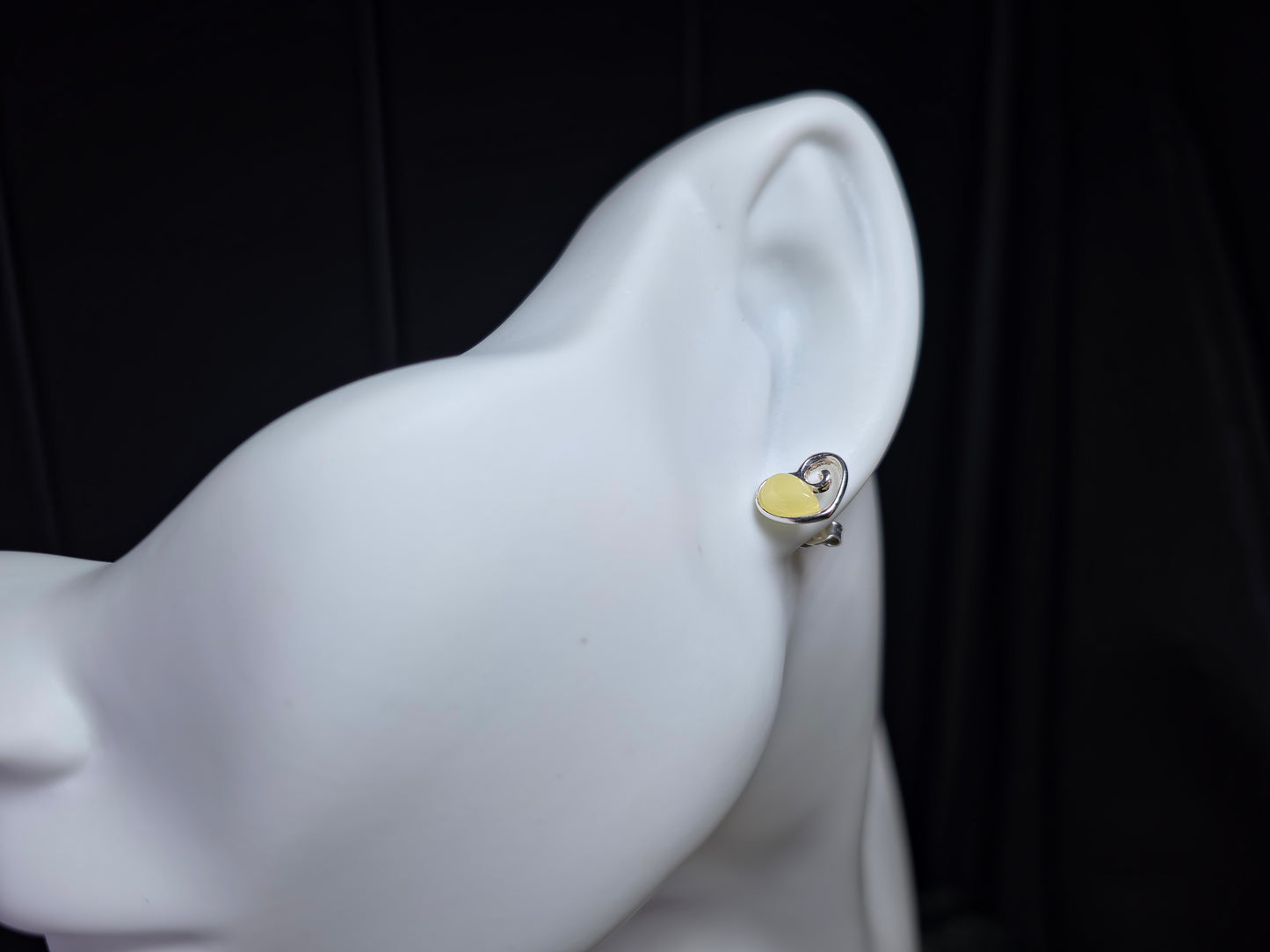 Exclusieve Hartvormige Oorstekers van 925 Sterling Zilver met Authentieke Witte Baltische Barnsteen