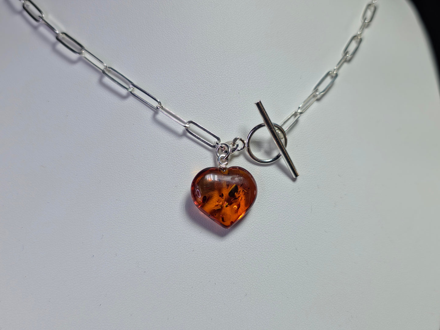 Handgemaakte ketting van 925 sterling zilver met amber hart – natuurlijk en tijdloos