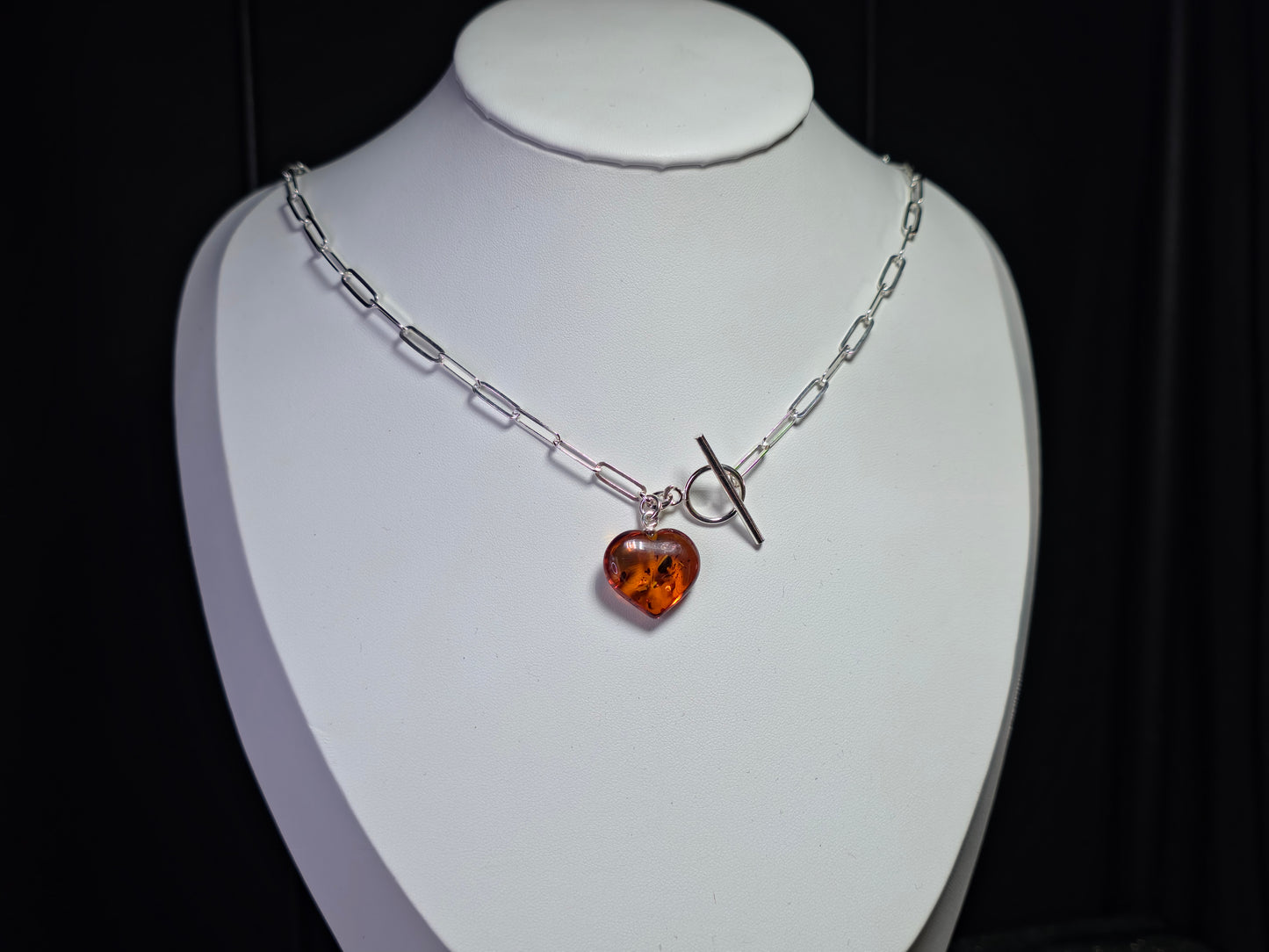 Handgemaakte ketting van 925 sterling zilver met amber hart – natuurlijk en tijdloos