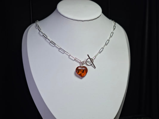 Handgemaakte ketting van 925 sterling zilver met amber hart – natuurlijk en tijdloos