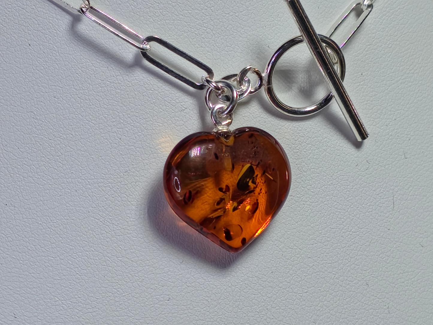 Handgemaakte ketting van 925 sterling zilver met amber hart – natuurlijk en tijdloos