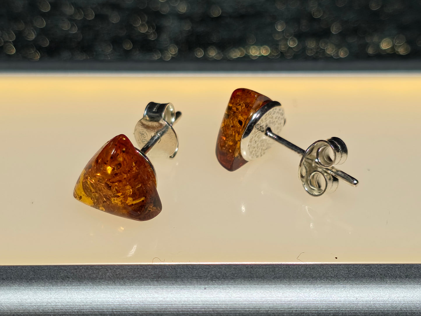 Exclusieve Driehoekige Oorstekers van 925 Sterling Zilver met Authentieke Baltische Barnsteen
