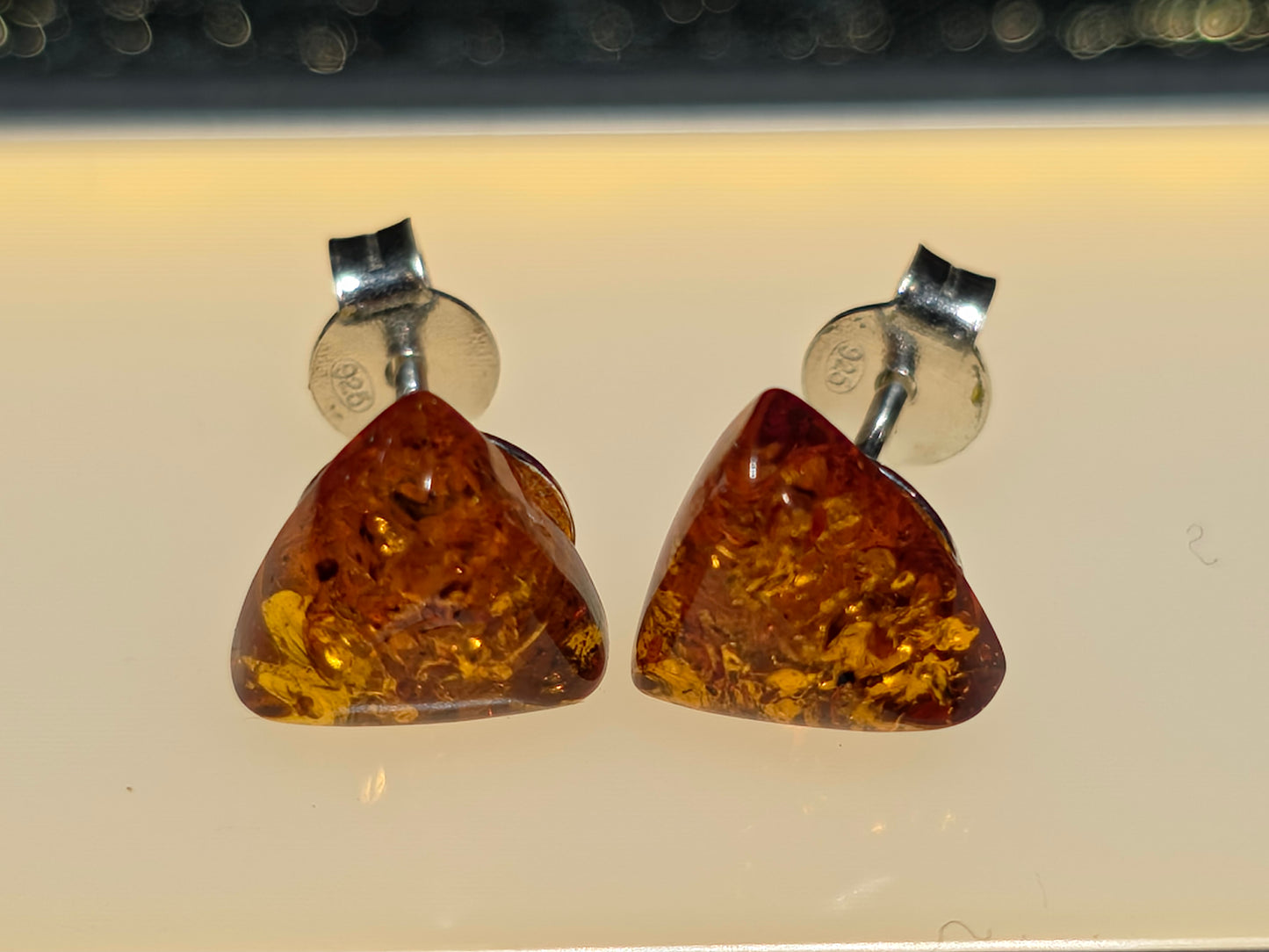 Exclusieve Driehoekige Oorstekers van 925 Sterling Zilver met Authentieke Baltische Barnsteen