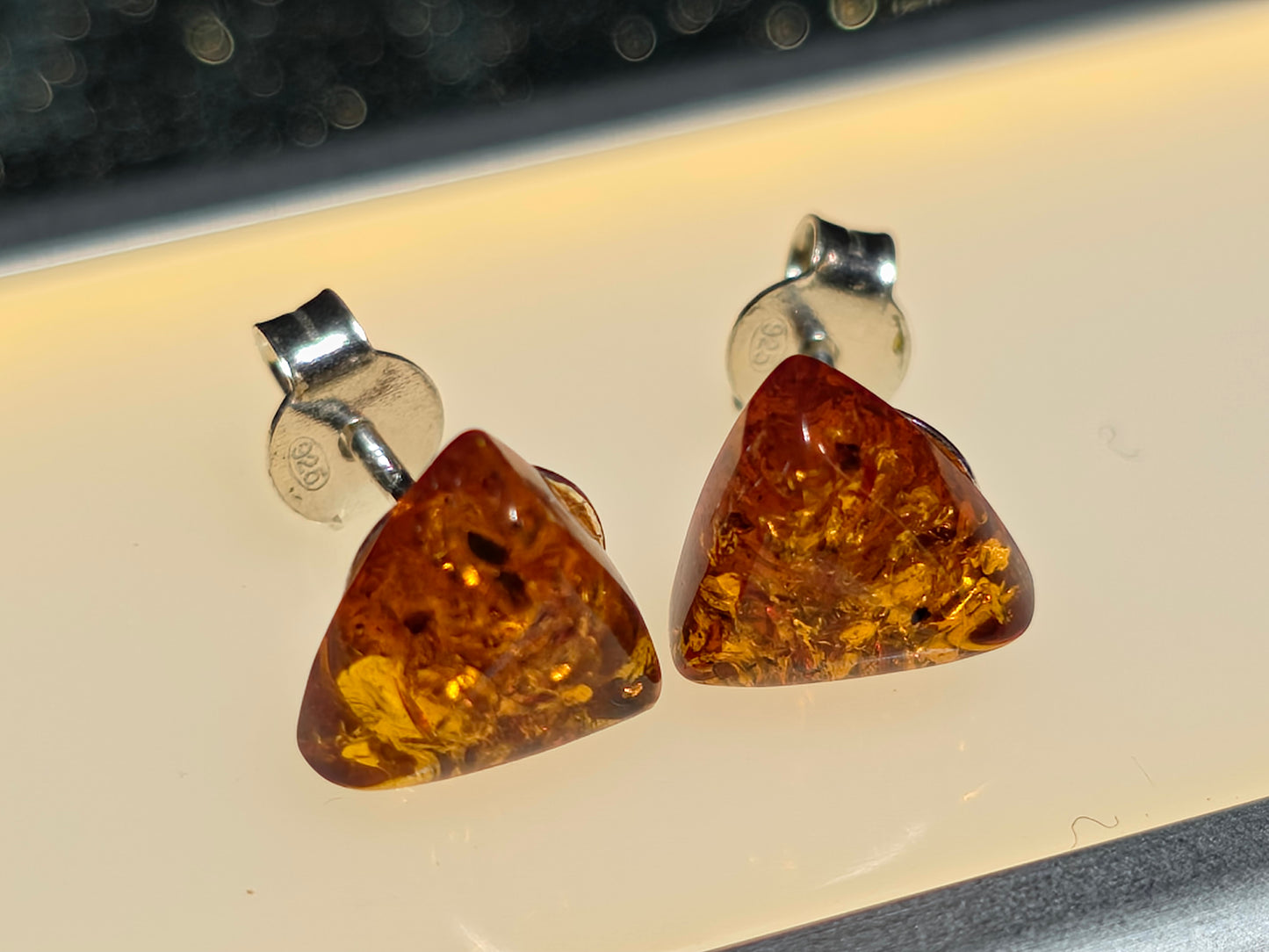 Exclusieve Driehoekige Oorstekers van 925 Sterling Zilver met Authentieke Baltische Barnsteen