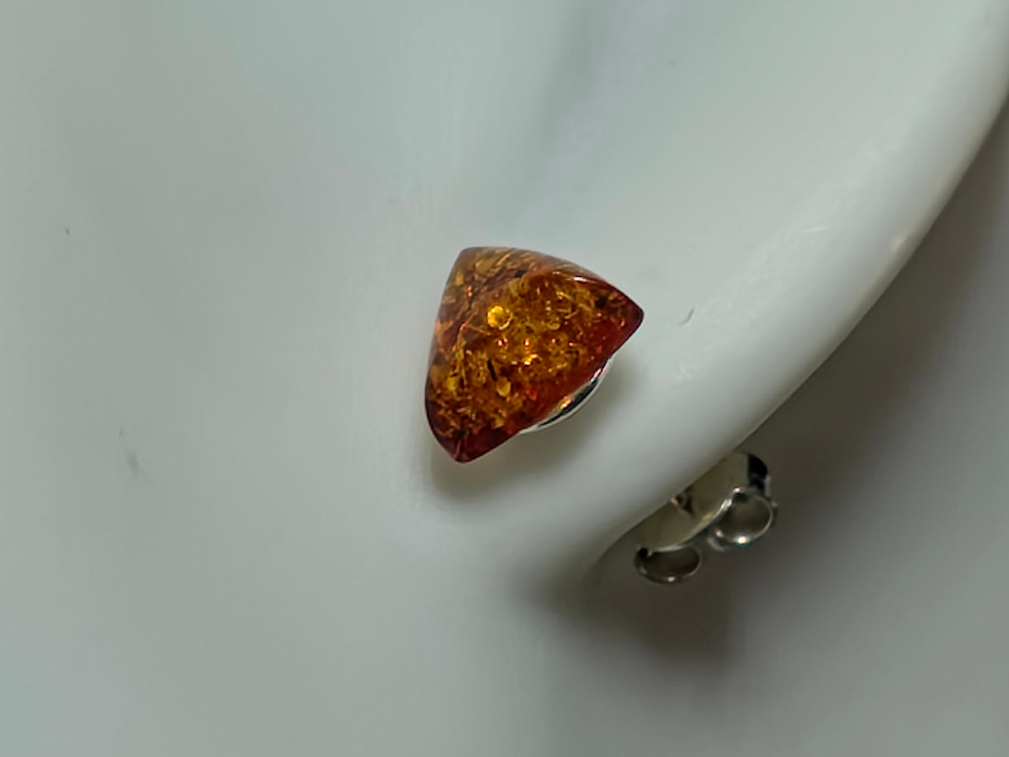 Exclusieve Driehoekige Oorstekers van 925 Sterling Zilver met Authentieke Baltische Barnsteen