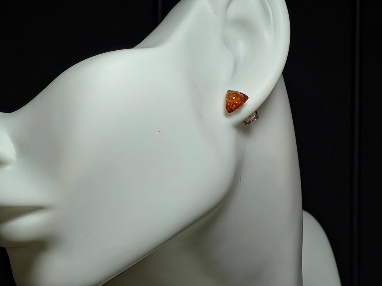 Exclusieve Driehoekige Oorstekers van 925 Sterling Zilver met Authentieke Baltische Barnsteen