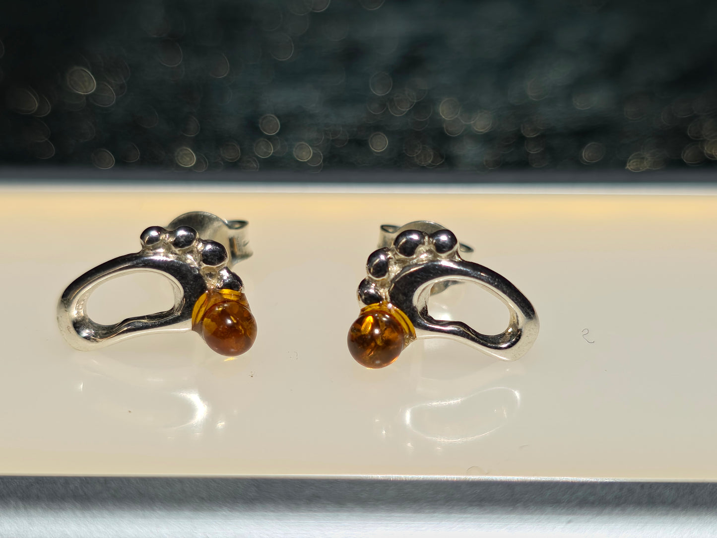 Handgemaakte oorbellen van 925 sterling zilver met amber – elegant en organisch design