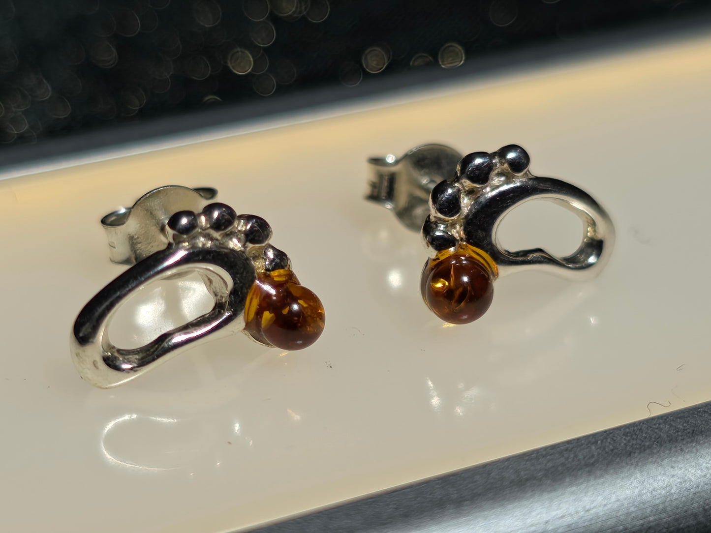 Handgemaakte oorbellen van 925 sterling zilver met amber – elegant en organisch design