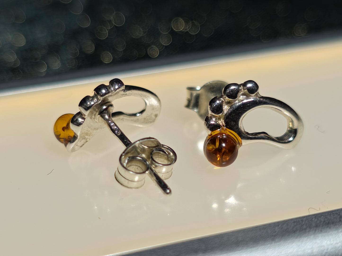 Handgemaakte oorbellen van 925 sterling zilver met amber – elegant en organisch design