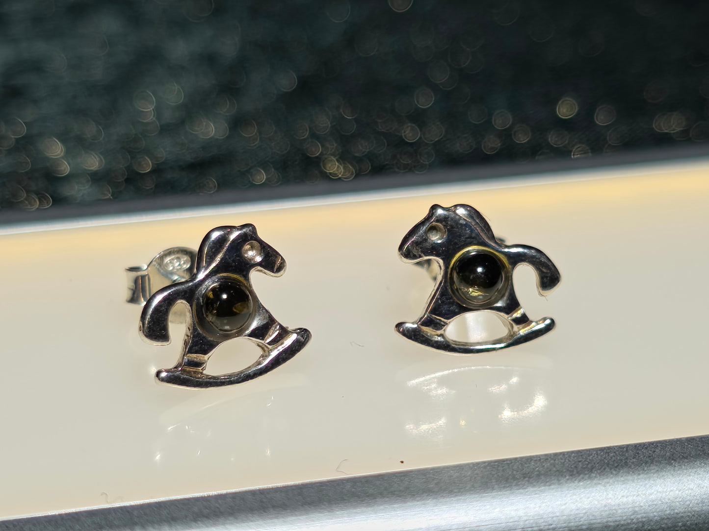 Handgemaakte oorbellen van 925 sterling zilver met amber – speels en tijdloos