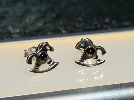 Handgemaakte oorbellen van 925 sterling zilver met amber – speels en tijdloos