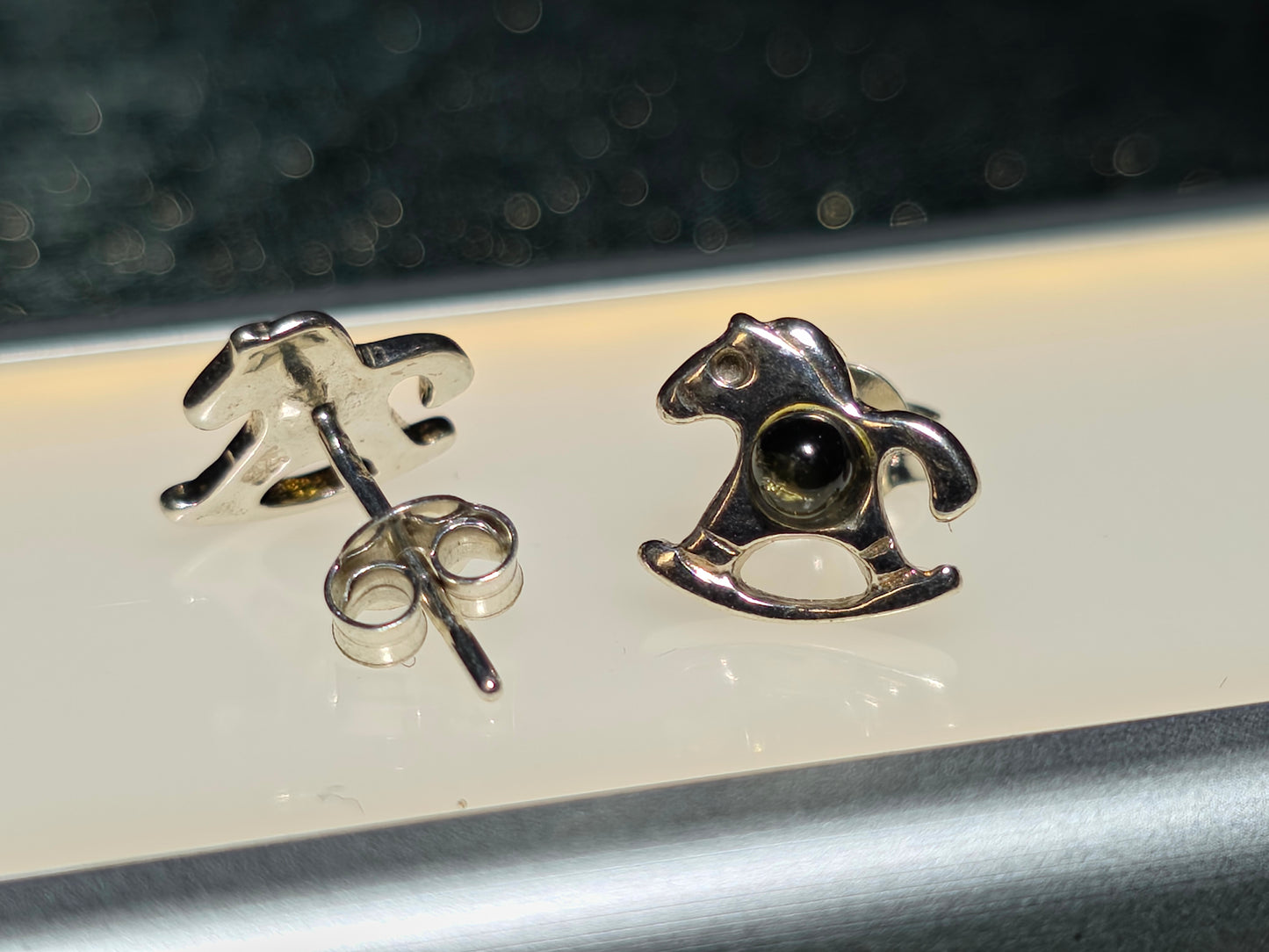 Handgemaakte oorbellen van 925 sterling zilver met amber – speels en tijdloos