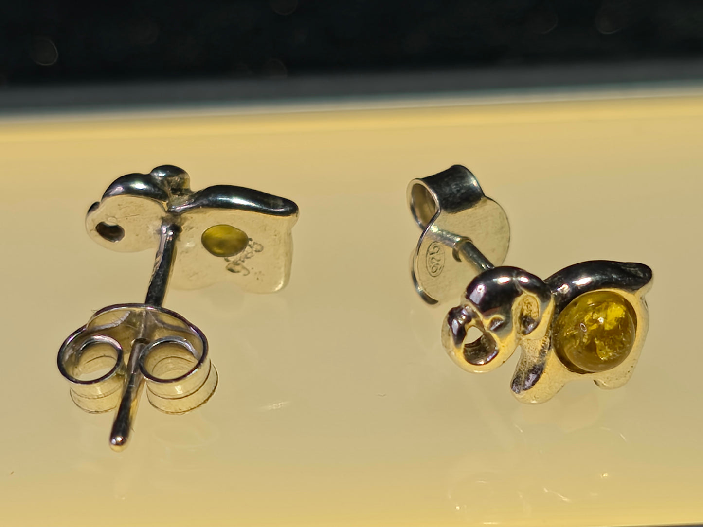 Handgemaakte oorbellen van 925 sterling zilver met amber – karaktervol en tijdloos
