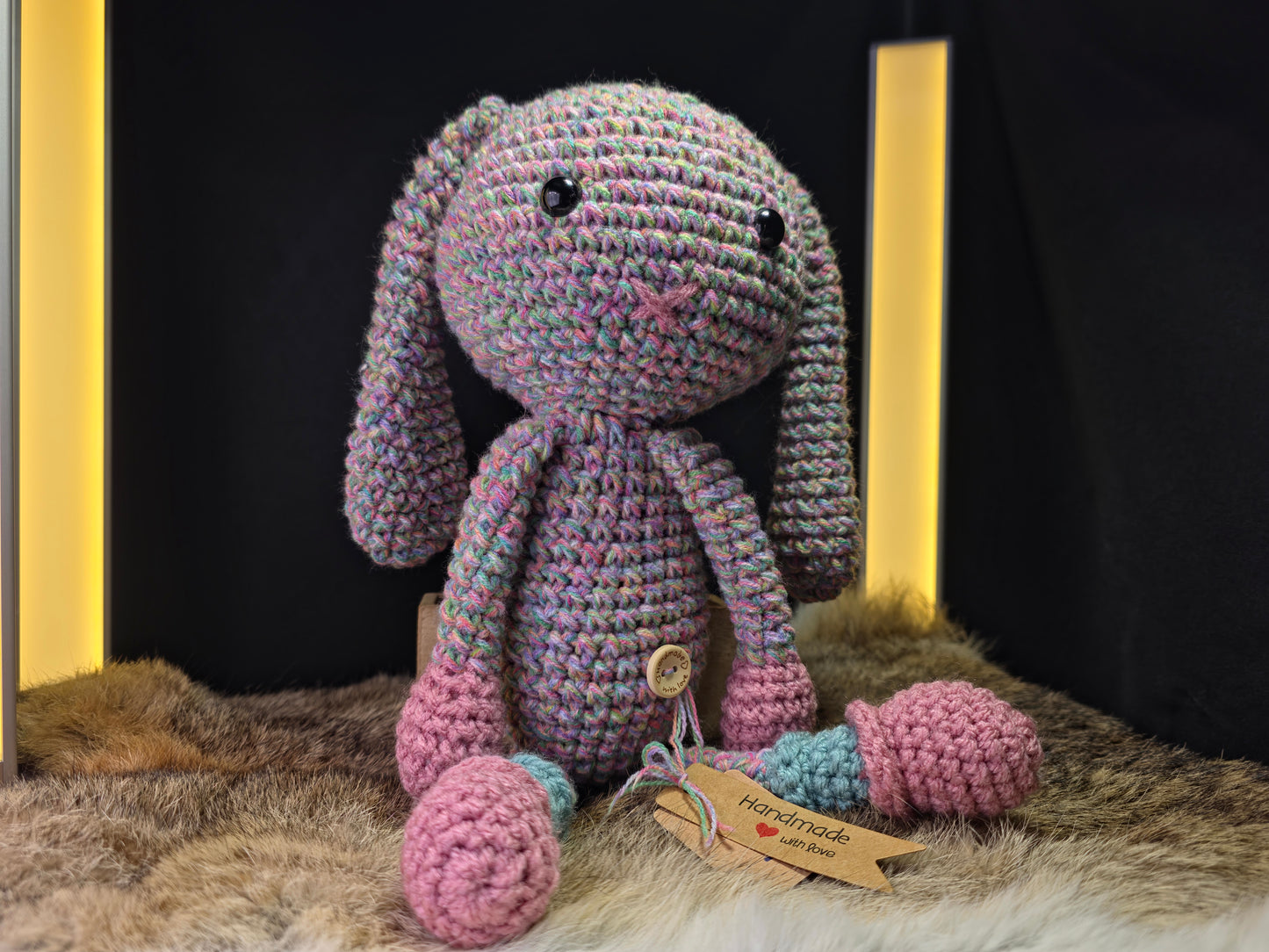 Handgemaakte gehaakte konijnenknuffel in houten geschenkdoos – multicolor amigurumi, met verpakking