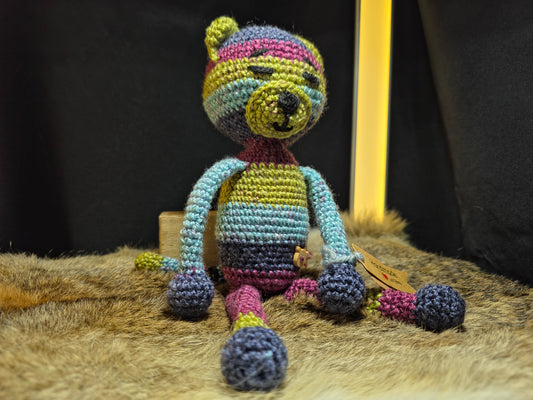 Handgemaakte gehaakte teddybeerHandgemaakte gehaakte beer – kleurrijke amigurumi knuffel 🧸