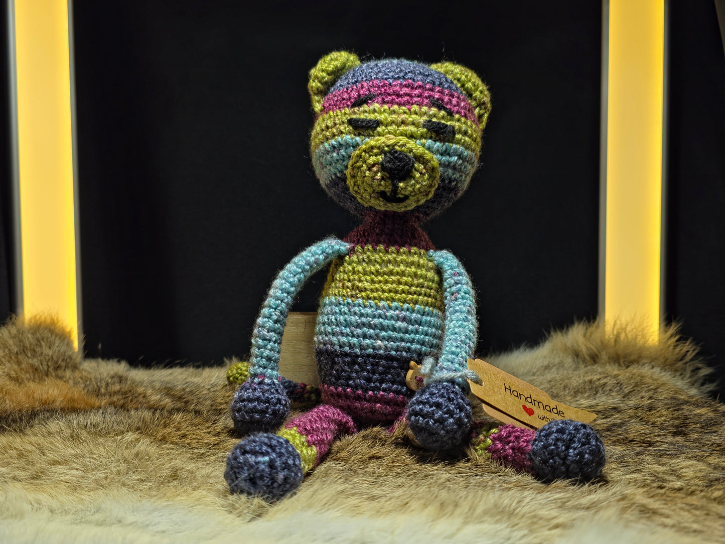 Handgemaakte gehaakte teddybeerHandgemaakte gehaakte beer – kleurrijke amigurumi knuffel 🧸