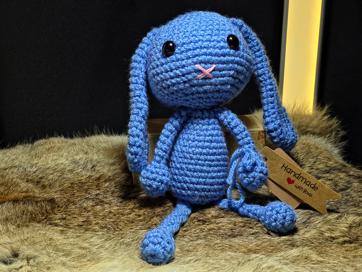 Handgemaakte gehaakte konijn knuffel in cadeau-mand – amigurumi, blauw, met verpakking