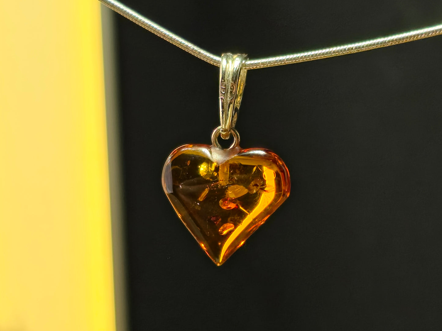 Handgemaakte hanger van 925 sterling zilver met amber – hartvorm