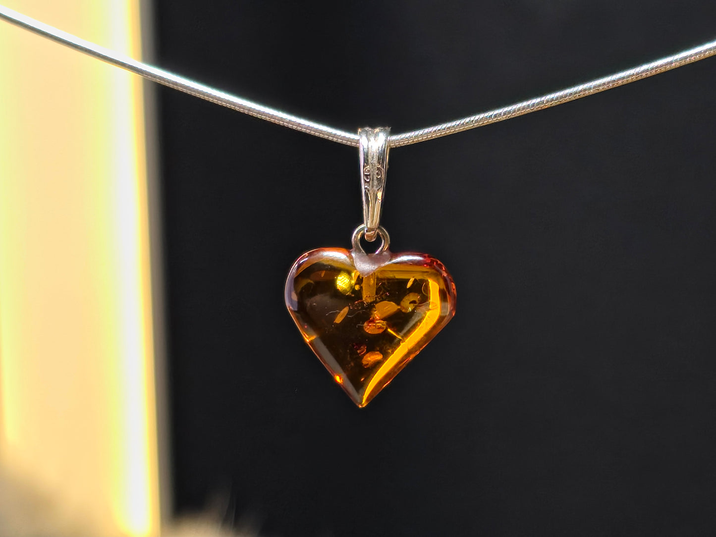 Handgemaakte hanger van 925 sterling zilver met amber – hartvorm