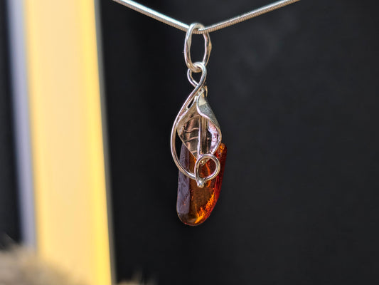 Handgemaakte hanger van 925 sterling zilver met amber