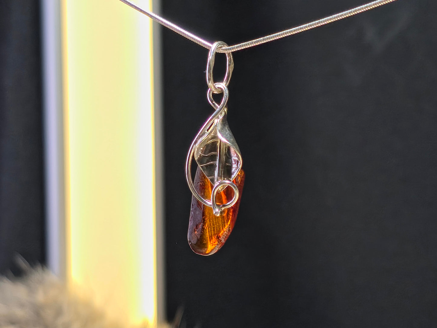 Handgemaakte hanger van 925 sterling zilver met amber