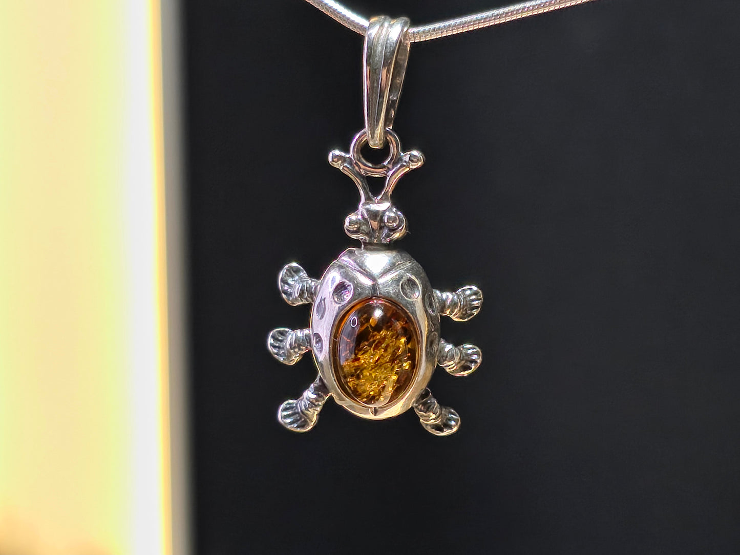 Handgemaakte hanger van 925 sterling zilver met amber – lieveheersbeestje