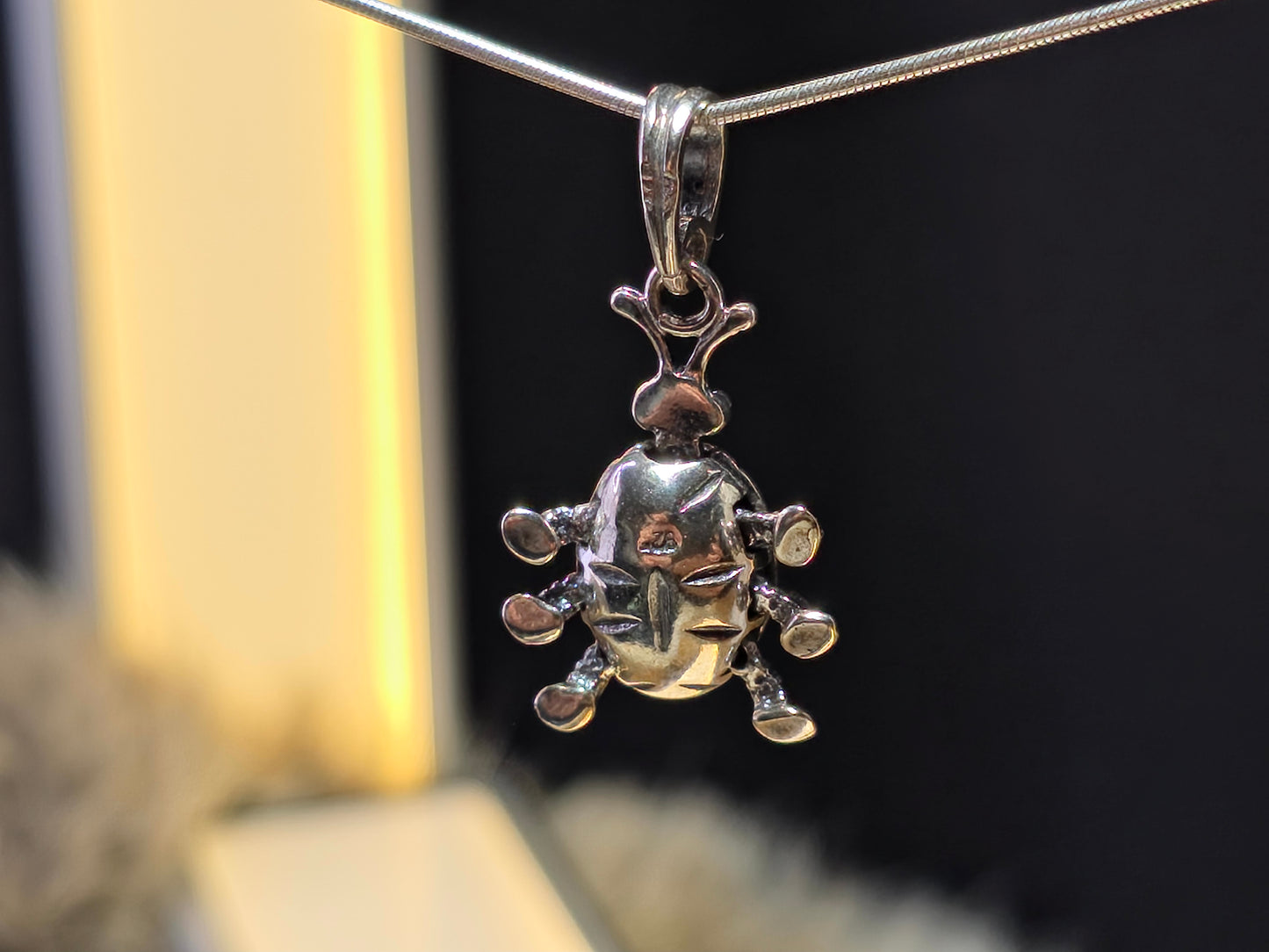 Handgemaakte hanger van 925 sterling zilver met amber – lieveheersbeestje