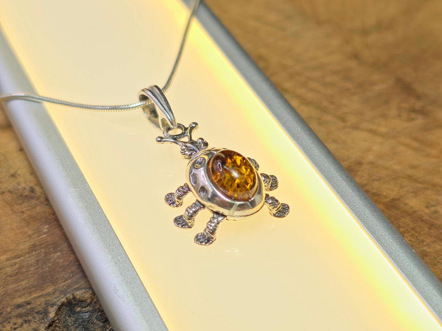 Handgemaakte hanger van 925 sterling zilver met amber – lieveheersbeestje