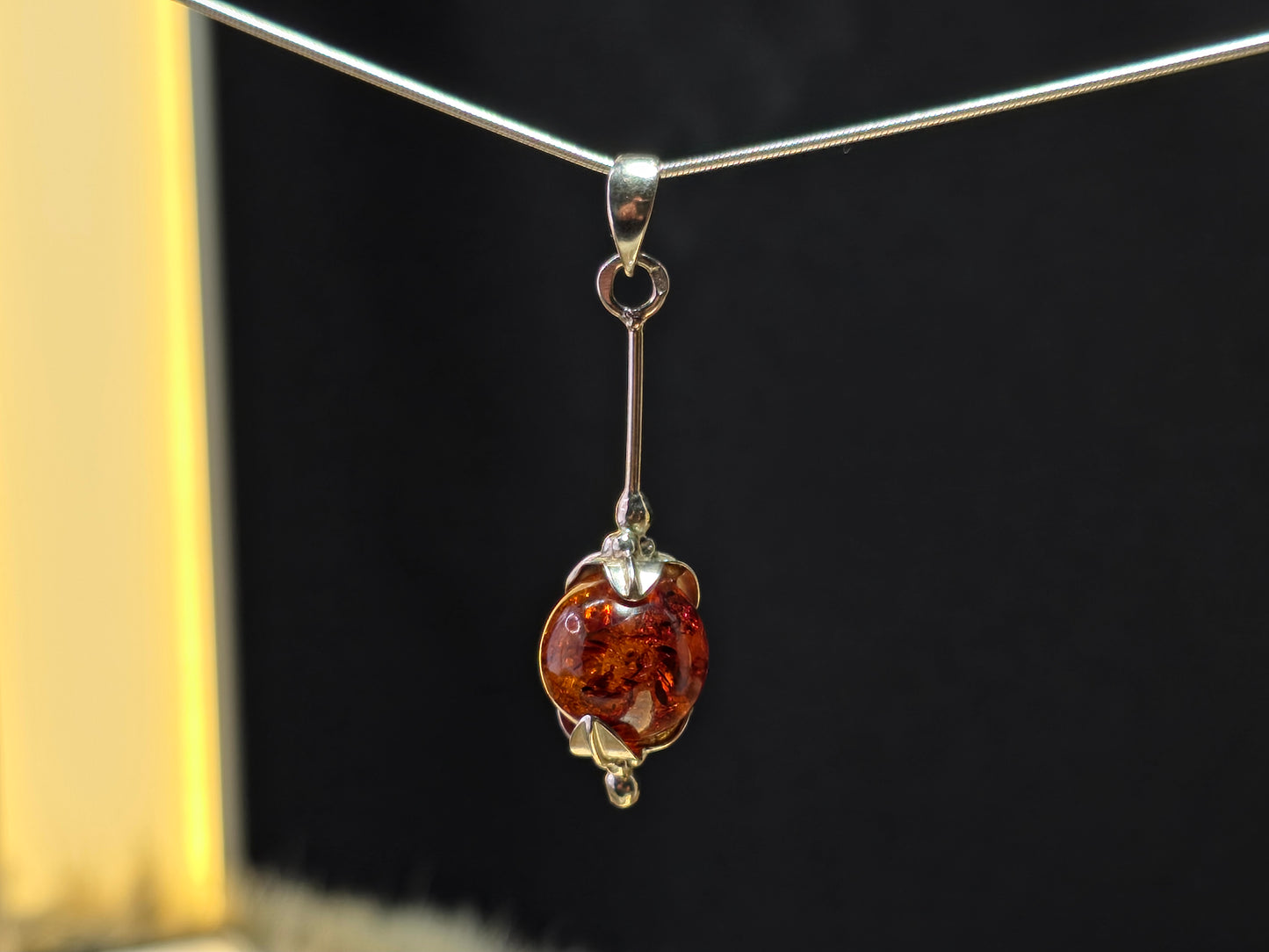Handgemaakte hanger van 925 sterling zilver met Baltische amber – natuurlijk en tijdloos