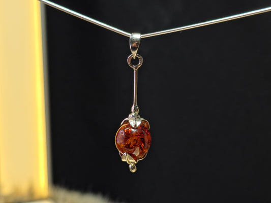 Handgemaakte hanger van 925 sterling zilver met Baltische amber – natuurlijk en tijdloos