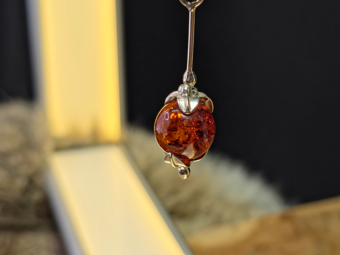 Handgemaakte hanger van 925 sterling zilver met Baltische amber – natuurlijk en tijdloos