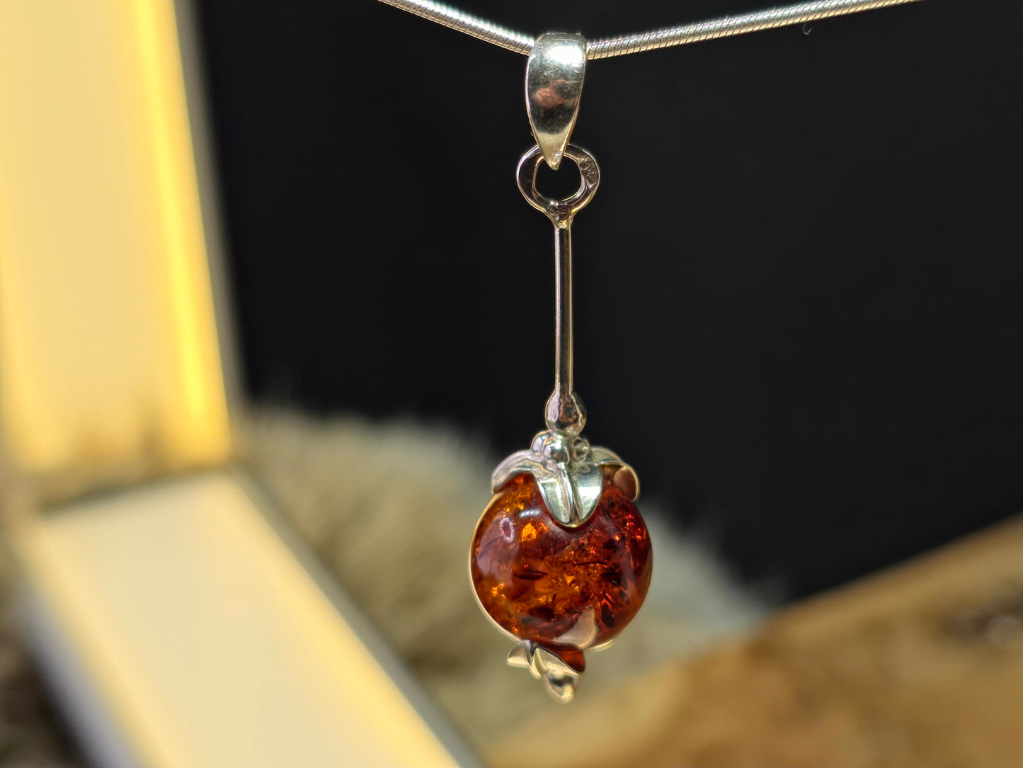 Handgemaakte hanger van 925 sterling zilver met Baltische amber – natuurlijk en tijdloos