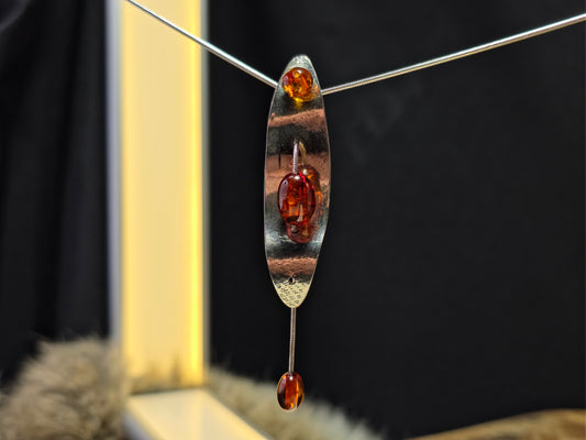 Handgemaakte hanger van 925 sterling zilver met amber – modern en elegant design