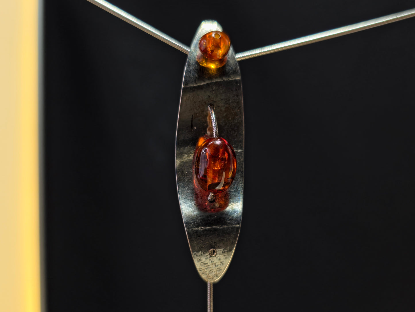Handgemaakte hanger van 925 sterling zilver met amber – modern en elegant design