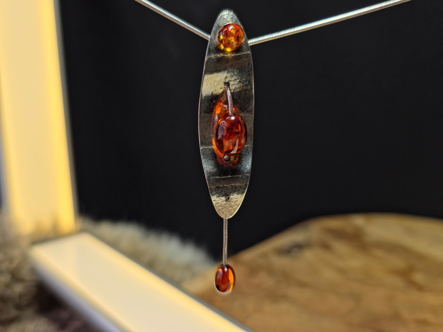 Handgemaakte hanger van 925 sterling zilver met amber – modern en elegant design